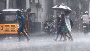 Rains: చెన్నైలో భరతనాట్యం చేస్తున్న వానదేవుడు, రోడ్లు క్లోజ్, కరెంట్ కట్, మాకే ఈ కష్టాలు ఎందుకు ! 