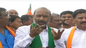 కేసీఆర్ గజనీ వేషాలు మానుకో .. తాటాకు చప్పుళ్ళకు భయపడం: బండి సంజయ్ వార్నింగ్ !!