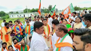 బండి సంజయ్ పర్యటనలో ఉద్రిక్తత: నల్గొండ జిల్లాలో అడ్డుకునే యత్నం చేసిన టీఆర్ఎస్, బీజేపీ ధర్నా!!