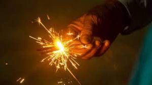  Diwali: అపార్ట్ మెంట్ లో టపాసుల లొల్లి, తండ్రితో కలిసి మేనేజర్ ను చంపేసిన టెక్కీ, వారం ముందు ! 