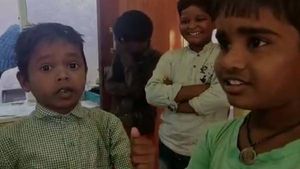 ఎరా హన్మంతు.. ఎందీ ఇదీ.. పెన్సిల్ దొంగిలిస్తే కేసా..? చిన్నారి హల్ చల్ (వీడియో)