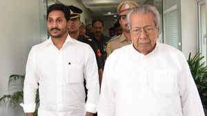 ప్రభుత్వ నిర్ణయం పై గవర్నర్ అసంతృప్తి - దిద్దుబాటు కోసం మల్లగుల్లాలు  : హైకోర్టు వ్యాఖ్యలతో...!!