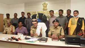 వరంగల్ ఆర్టీఏ ఆఫీస్ దగ్గర నకిలీ వెహికల్ ఇన్సూరెన్సులు చేస్తున్న ముఠా అరెస్ట్ .. వీళ్ళ దందా చూసి పోలీసులే షాక్!