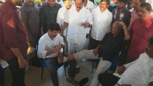  Pic Talk: తొలుత మానవత్వం..ఆ తరువాతే రాజకీయం: సీపీఐ నారాయణ కాలికి కట్టుకట్టిన వైసీపీ ఎంపీ