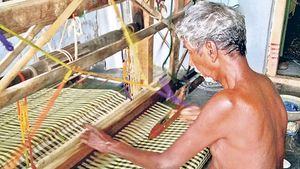 భారీవర్షాలు, వరదల ఎఫెక్ట్: చిత్తూరు,నెల్లూరు జిల్లాల్లో చేనేత కార్మికులు విలవిల; పనుల్లేక అవస్థలు!!