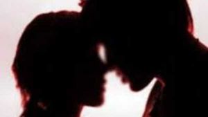 Lovers: ప్రియురాలు హ్యాండ్ ఇచ్చిందని విషం తాగిన ప్రియుడు, బ్లాక్ మెయిల్ చేస్తున్నాడని రివర్స్ కేసు ! 