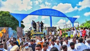 రూ.5 లక్షలేనా.. రూ.25 లక్షలు ఇవ్వండి.. వరద ప్రభావిత ప్రాంతాల్లో చంద్రబాబు పర్యటన