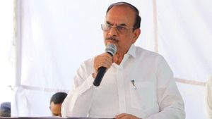 అభ్యంతరాలేంటో ఏపీ స్పష్టం చేయాలి -  6 రేట్లు అధికంగా వృద్ధి : అమిత్ షా సమక్షంలో మహమూద్ అలీ..!!