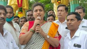 సింగిల్ కటౌట్...సింపుల్ స్మైల్ తో జగన్ : కుప్పంలో బాబులిద్దరినీ కసి దీరా కుమ్మేసారు : అసెంబ్లీలో రోజా పంచ్ లు.