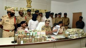 వరంగల్ కేంద్రంగా ముంబై ఆన్‌లైన్ బెట్టింగ్ దందా: ఇద్దరు బుకీలు అరెస్ట్; 2కోట్లకు పైగా నగదు స్వాధీనం!!