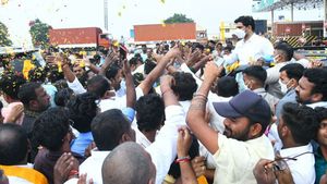 నారా లోకేష్ అనంతపురం టూర్: జేసీ ప్రభాకర్ రెడ్డి కాన్వాయ్‌కు ప్రమాదం: నలుగురికి తీవ్రగాయాలు