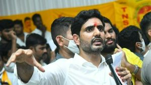 ఖాకీ బట్టలు విప్పేయండి..: ఏపీ డీజీపీ, ఎస్పీలపై నారా లోకేష్ నిప్పులు: సాక్షి జీతగాడంటూ