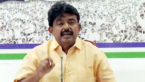 కేసీఆర్ ఢిల్లీకి దేని కోసం: బయట కాలర్ ఎగరేటం-లోపల కాళ్లు పట్టుకోవటం: జగన్ ఢీ అంటే ఢీ : పేర్ని నాని కౌంటర్...!!