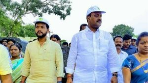 అచ్చెన్నాయుడు, రామ్మోహన్ నాయుడికి షాక్ .. కేసులు నమోదు చేసిన టెక్కలి పోలీసులు