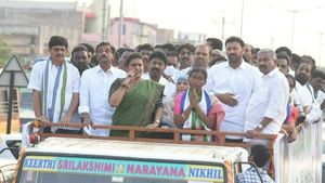 ఏ సెంటర్ అయినా.. ఏ సీటు అయినా ఓకే: సింగిల్ హ్యాండ్‌తో మట్టి కరిపిస్తాం: రోజా సంబరం