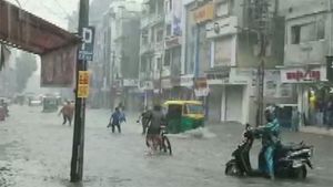 ఏపీలో వర్ష బీభత్సం.. రాకపోకలకు అంతరాయం, శ్రేణులకు రాహుల్ పిలుపు
