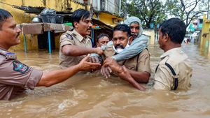 కడప-చిత్తూరులో జలప్రళయం : 30 మంది గల్లంతు- 12 మంది మృతి : తిరుపతికి రైళ్ల రద్దు..!!