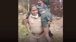 శభాష్ ఖాకీ: గాయపడ్డ వ్యక్తిని భుజాన మోసుకెళ్లిన మహిళ ఎస్ఐ, వీడియో వైరల్