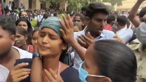 పోలీసులపై రాళ్లు: అనంతపురంలో విద్యార్థులపై విరిగిన లాఠీ: ఎయిడెడ్‌పై రచ్చ: లోకేష్ ఆగ్రహం