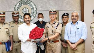 స్మార్ట్ పోలీసింగ్ లో ఏపీ టాప్-పోలీసు బాస్ లకు జగన్ అభినందనలు