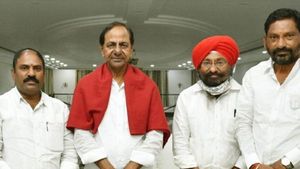 గులాబీ గూటికే: సీఎం కేసీఆర్‌ను కలిసిన కరీంనగర్ మాజీ మేయర్ రవీందర్ సింగ్