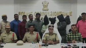 నేరస్తుల బెయిల్ కోసం ఓ లాయర్ గుమస్తా నిర్వాకం; నకిలీ స్టాంపులతో ఫోర్జరీ పత్రాల దందా!!