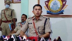 దొంగ దందాకి చెక్.!నకిలీ మద్యం తయారీ గుట్టు రట్టు చసిన జిల్లా ఎస్పీ అమిత్ బర్ధార్.!