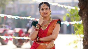 అనసూయ చేయి తగలగానే - వామ్మో..ఆ ఫ్యాన్ రియాక్షన్ వైరల్ : దిమ్మతిరిగే షాకిచ్చిన ద్రాక్షాయణి..!!