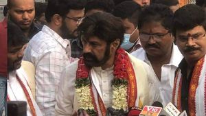 Akhanda: బెజవాడలో బాలయ్య: కనకదుర్గమ్మ దర్శనం..మంగళగిరి, పెదకాకానిల్లో: ఆన్‌లైన్ టికెట్లపై