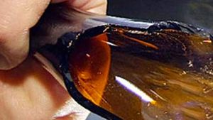 Lovers: కారులో నుంచి లాగి బీర్ బాటిల్ తో ?, లవ్ జీహాద్ అని డౌట్, కారులో మహిళ చెప్పులు, చెక్ పోస్టులో! 