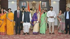 రాజభవన్ లో సీజేఐకు తేనేటి విందు : హాజరైన సీఎం జగన్ - న్యాయమూర్తులు..!!
