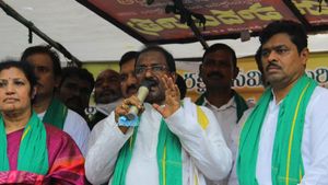 ఏపీ బీజేపీ భుజంపై మోడీ సర్కార్ తుపాకీ: జగన్ సర్కార్ టార్గెట్:అమిత్ షా డైరెక్షన్‌లో భారీ సభ 
