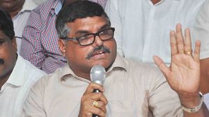  అశోక్ గజపతి రాజు దుర్బుద్ధి బయటపడింది; ఆయనకు విలువలు లేవని భగ్గుమన్న మంత్రి బొత్సా 