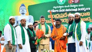 రఘురామ వచ్చారు - ఆయన ఎందుకు ఆగిపోయారు : చంద్రబాబు వద్దన్నారా- తిరుపతి సభలో ఏం జరిగింది..!!