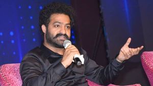   అటు అఖండ..ఇటు జూ ఎన్టీఆర్ : కాబోయే సీఎం - ఫ్యాన్స్ హంగామా: టీడీపీ నేతల వ్యాఖ్యలపైనా...!!