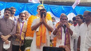 వైసీపీ నేతలతో గంట శ్రీనివాస్ చెట్టాపట్టాల్: సుదీర్ఘ మంతనాలు: రెడ్ కార్పెట్ వేస్తారా?