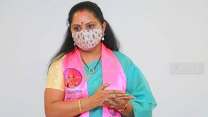 రూటు మార్చిన ఎమ్మెల్సీ కవిత: ఆ నియోజకవర్గంలో పర్యటన, నిజామాబాద్ పై ఫోకస్ వెనుక పెద్ద కథే!!