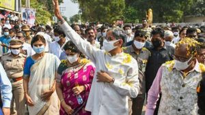 ఇంద్రకీలాద్రీపై సీజేఐ దంపతులు - అమ్మవారి దర్శనం : పూర్ణకుంభంతో స్వాగతం..!!