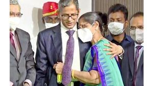 సుప్రీం జడ్జి తల్లికి సీజేఐ పాదాభివందనం - మాతృభాషను మరువద్దు : న్యాయ వ్యవస్థకు కీలక పాత్ర..!!