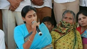 7 వేల మంది రైతులు చచ్చిన చీమకుట్టినట్టయిన లేదు: షర్మిల ఫైర్