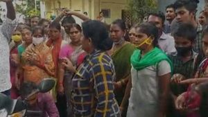 విశాఖలో రౌడీషీటర్ కు నడిరోడ్డుపై మహిళల బడితెపూజ; అతను చేసిన అకృత్యాలు తెలిస్తే షాక్!!  