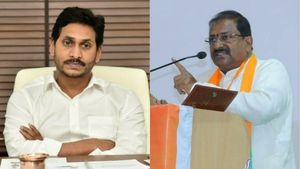 బాబు సింగిలైతే.. జగన్ డబుల్ స్టిక్కర్!: ఏపీ సర్కారుపై సోము వీర్రాజు విమర్శల దాడి