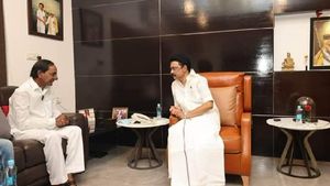 స్టాలిన్ ను కేసీఆర్ అందుకు ఒప్పించారా - భేటీలో ఏం జరిగింది : ఐసీయూలో నరసింహన్..!!