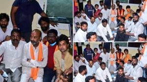 బండి సంజయ్ దీక్ష భగ్నం: అరెస్ట్, కరీంనగర్‌లో ఉద్రిక్తత, పీఎస్‌లోనే కొనసాగుతున్న దీక్ష