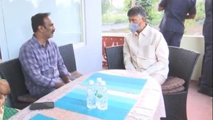 వంగవీటి రాధా ఇంటికి చంద్రబాబు: రంగా హత్యోదంతంతో: ఆనాటి పౌరుషం ఏమైంది: సరికొత్త డిబేట్స్