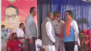 సీఎం ముందే బీజేపీ మంత్రితో కాంగ్రెస్ ఎంపీ బాహాబాహి: క్లారిటీ ఇచ్చిన డీకే