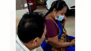 ఆత్మహత్యకు పాల్పడిన మహిళను కాపాడి మానవత్వం చాటుకున్న గుంటూరు తూర్పు ఎమ్మెల్యే ముస్తఫా