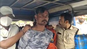 నర్సీపట్నంలో సినీ ఫక్కీలో గంజాయి ముఠా ఛేజ్- పారిపోతూ కార్లను గుద్దేసి-చెరువులో దూకినా 