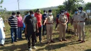 ఘోరం: మంత్రాల నెపంతో అందరూ చూస్తుండగానే తండ్రి, ఇద్దరు కుమారులను పొడిచి చంపారు