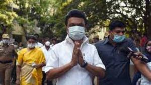 దటీజ్ స్టాలిన్ : కారు ఆపి.. కరోనా రూల్స్ చెప్పి.. రోడ్డుపై వ్యక్తులకు మాస్క్ తొడిగిన సీఎం